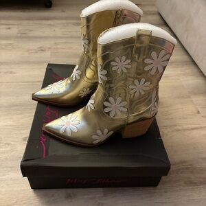 Betsy Johnson Teddyy Gold Floral Western Cowboy Boots NIB 7